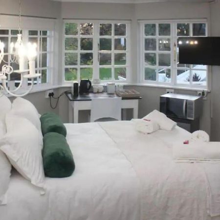 La Belle Guest House Bloemfontein Esterno foto