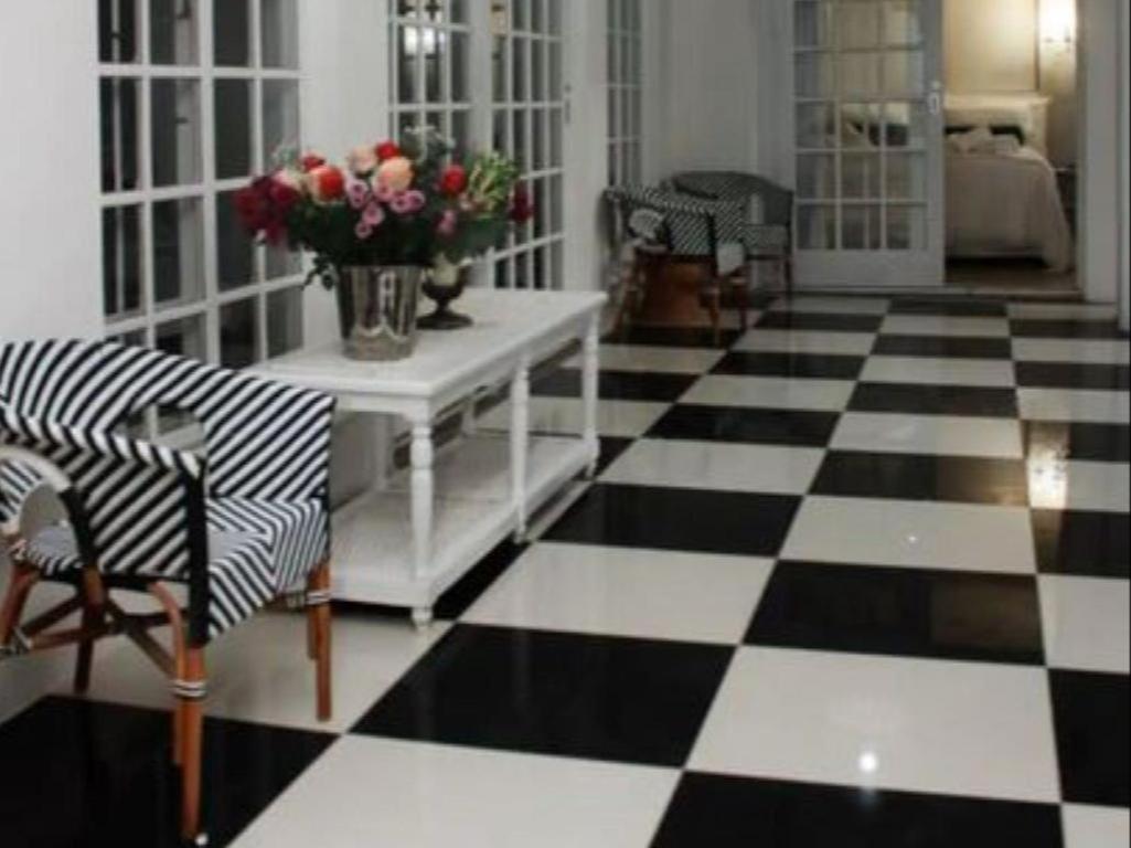 La Belle Guest House Bloemfontein Esterno foto